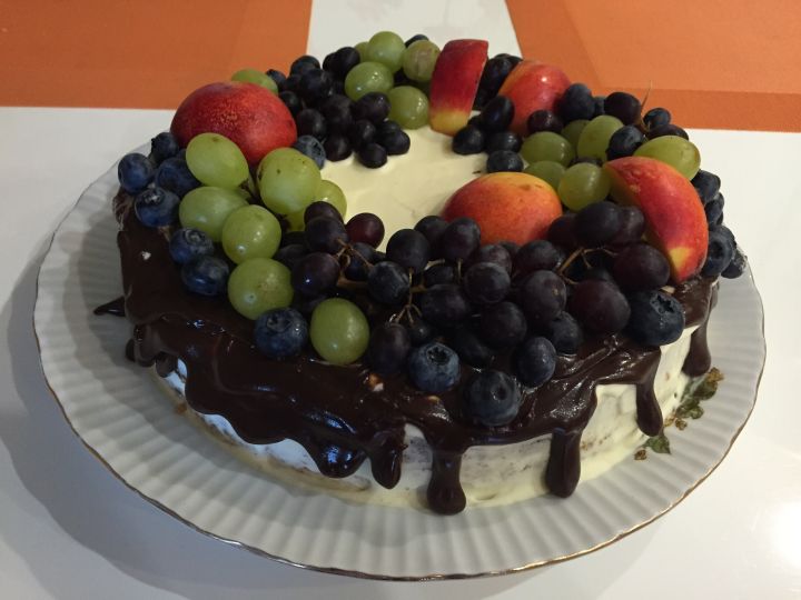 Торт украшенный фруктами виноград