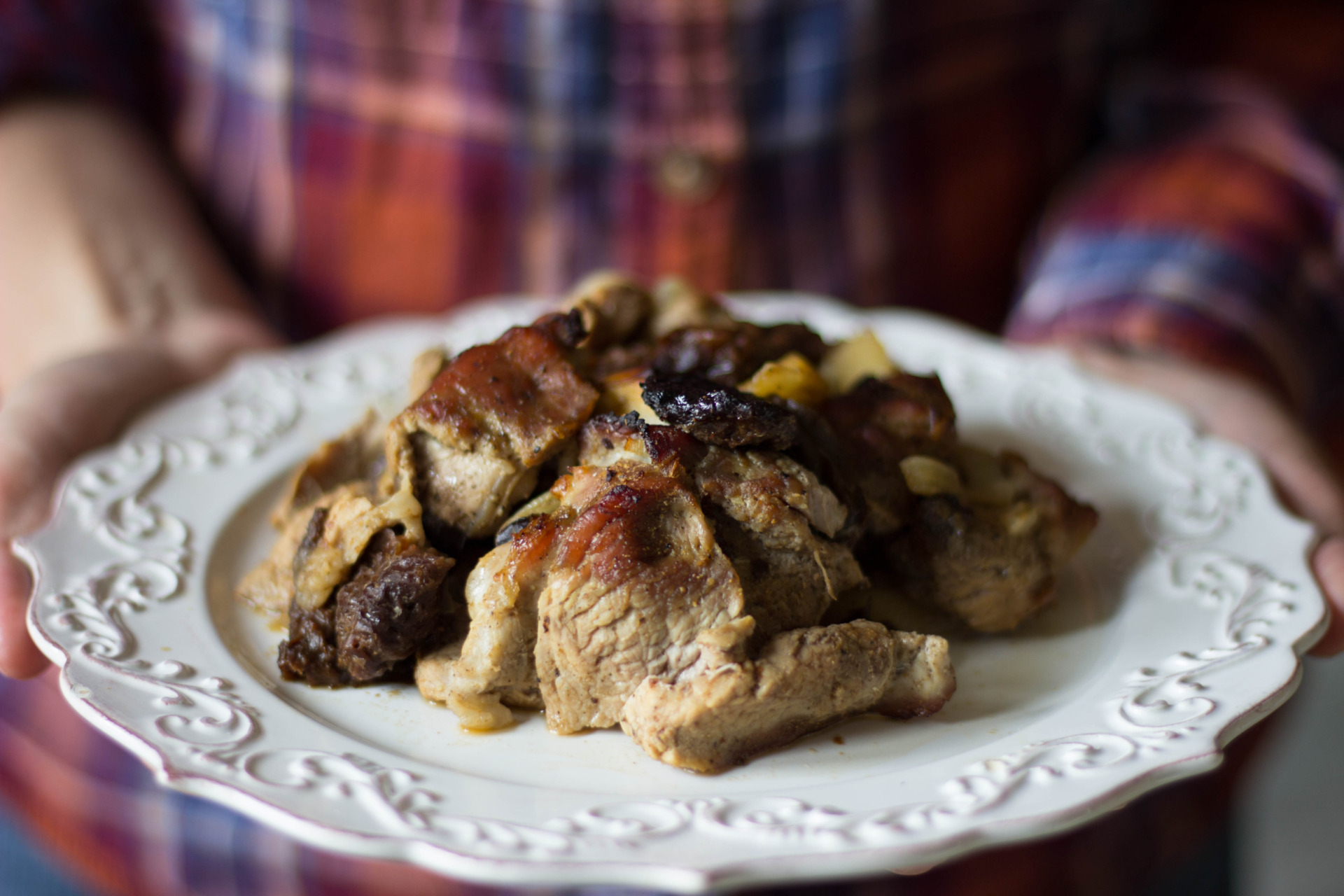 Свинина с черносливом в духовке