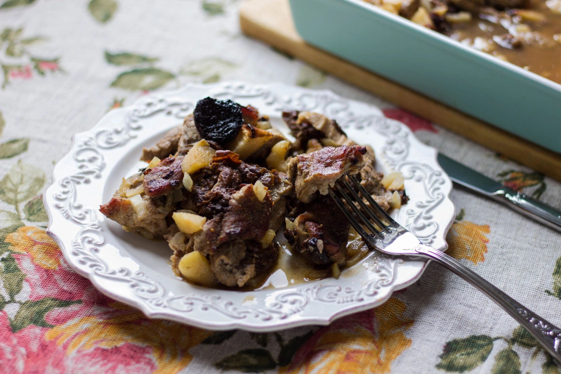 Мясо по-французски с черносливом в духовке