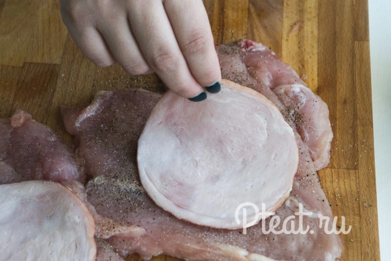 Куриные рулетики с ветчиной
