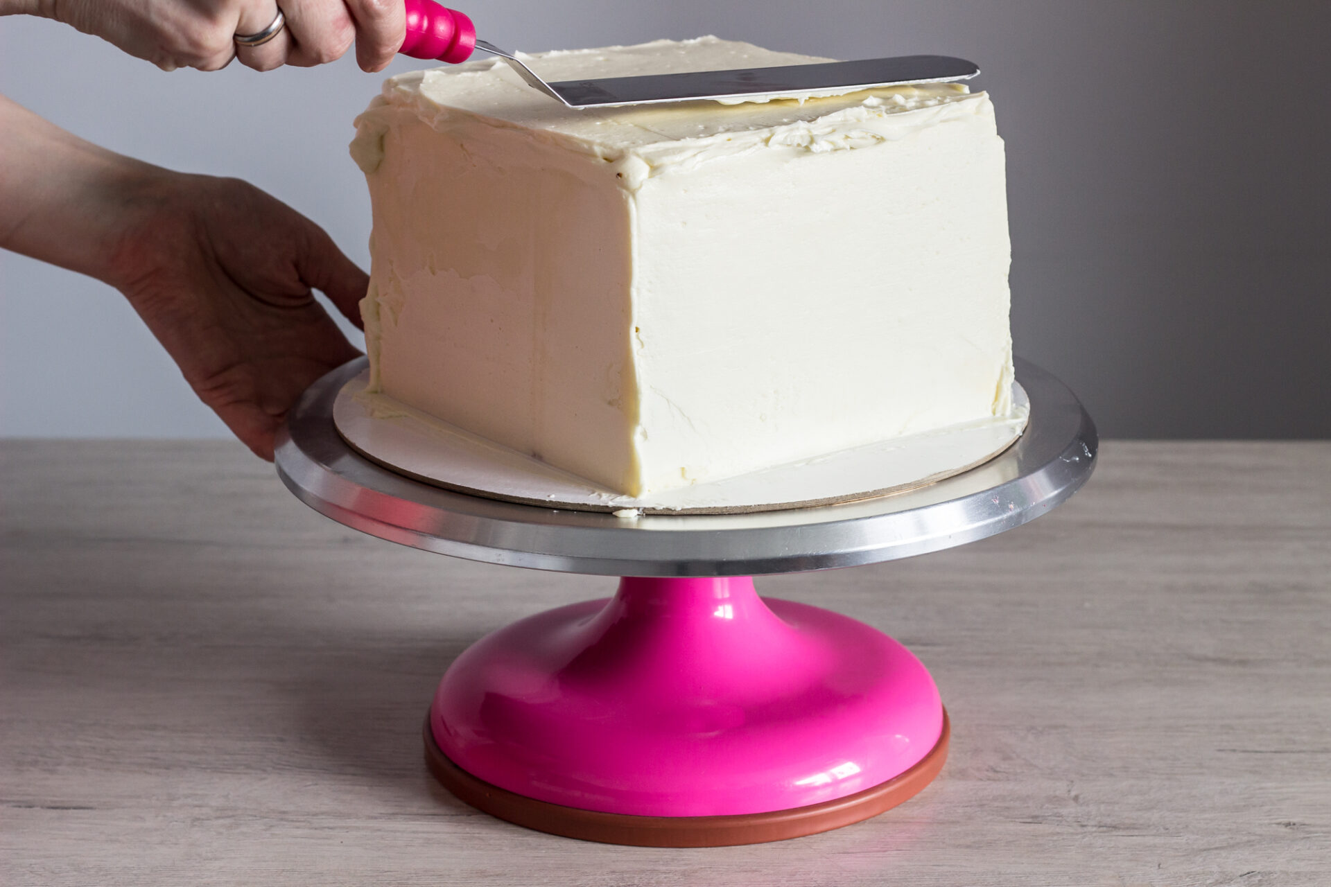 Как выровнять торт без поворотного столика