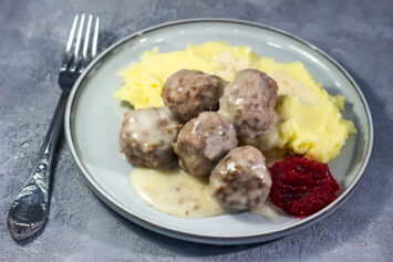 куриные шведские фрикадельки рецепт. MG 4897 kopiya. куриные шведские фрикадельки рецепт фото. куриные шведские фрикадельки рецепт-MG 4897 kopiya. картинка куриные шведские фрикадельки рецепт. картинка MG 4897 kopiya. Шведские фрикадельки — те самые, которые так любил Карлсон) Вкусно, не очень долго и не сложно, а благодаря сливочному соусу и мускатному ореху — нежно и ароматно! Я часто готовлю их в последнее время и в какой-то момент поняла, что просто обязана поделиться рецептом с вами! Конечно, залог успеха — хорошие продукты, а в большом городе вкусный готовый фарш днём с огнём не сыскать( Я нашла один вариант из серии «более-менее». Также очень здорово, если у вас есть бульон, с ним соус намного вкуснее, чем просто на воде. Раз в несколько дней я варю бульон из кусочка курицы или индейки (есть у меня один маленький мохнатый иждивенец, которому показана очень щадящая ветеринарная диета), и чтобы он не пропадал — пускаю его в дело: варю на этом бульоне супы, делаю соусы. Впрочем, даже с соусом просто на воде будет очень даже хорошо. И не игнорируйте мускатный орех: для соуса бешамель — крайне важная специя! Попробуйте!