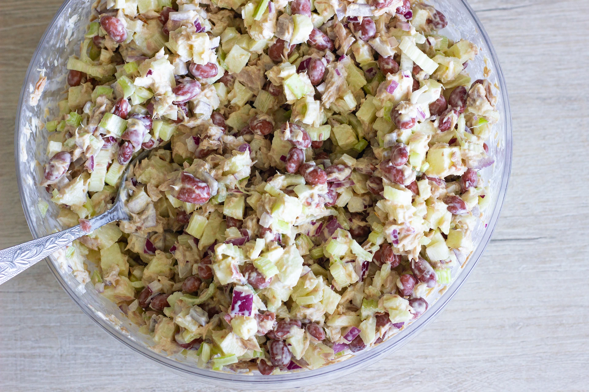 Салат с тунцом, фасолью, яблоком и сельдереем